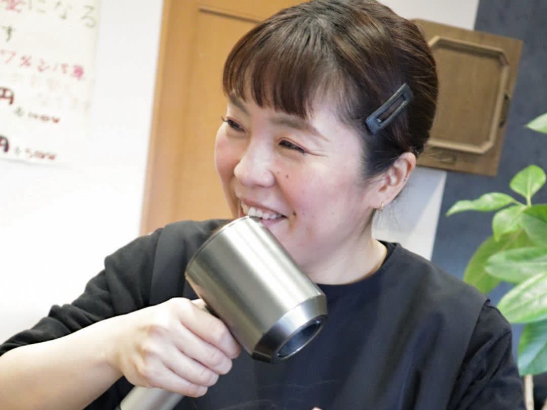 ドライヤーを手に笑う車さん