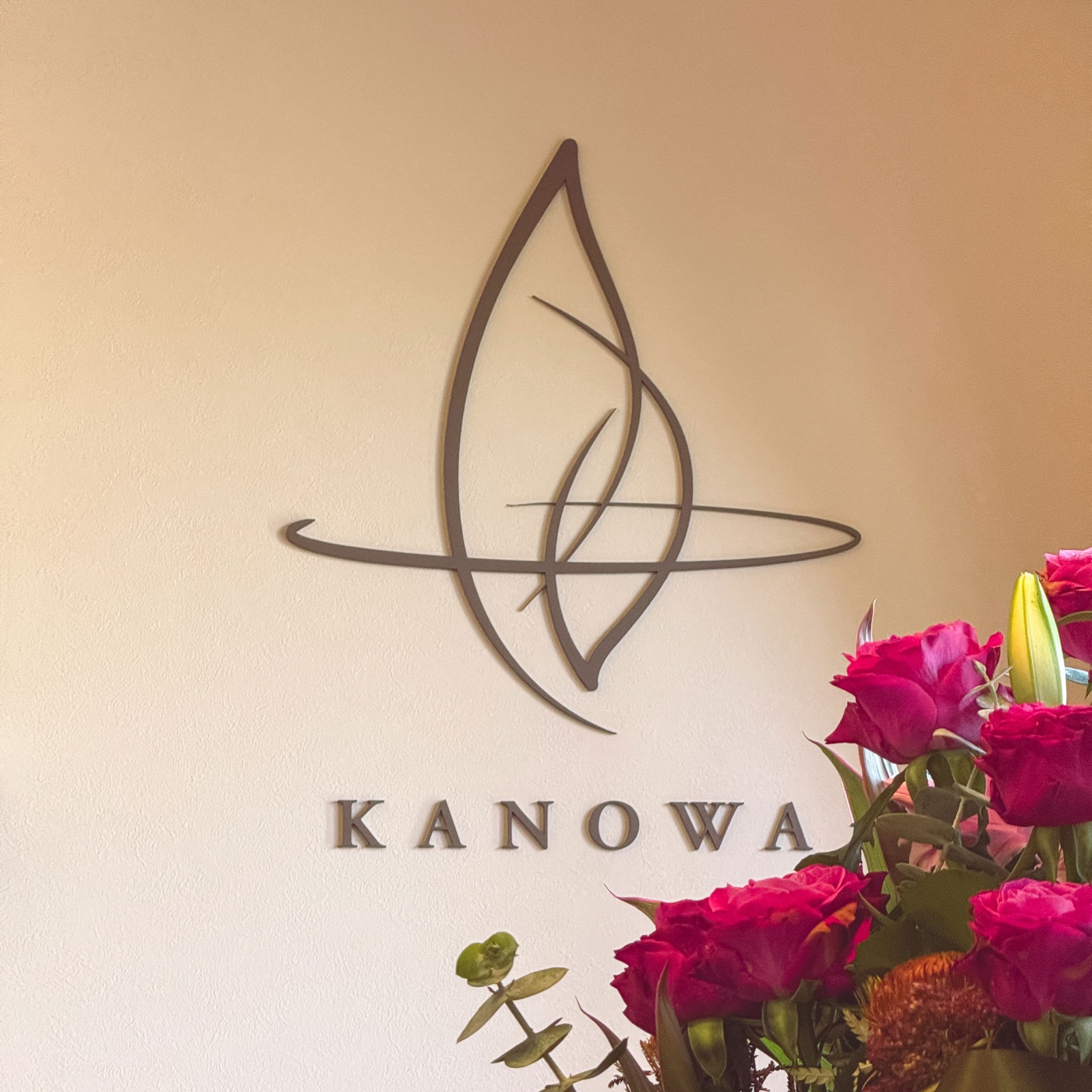 KANOWAの壁ロゴ