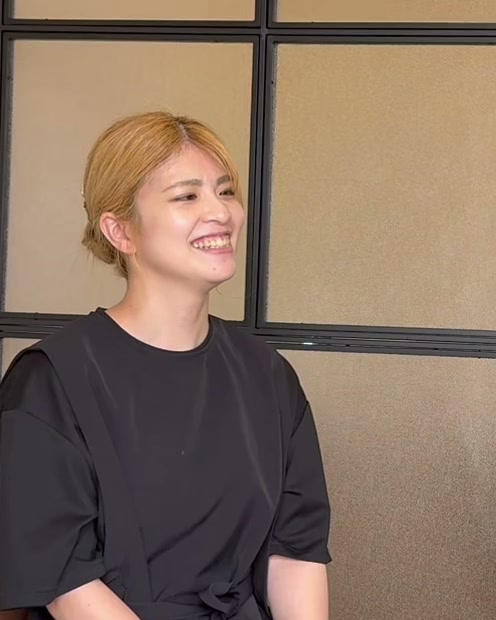 KANOWA店内でインタビューに答える村本さんの笑顔